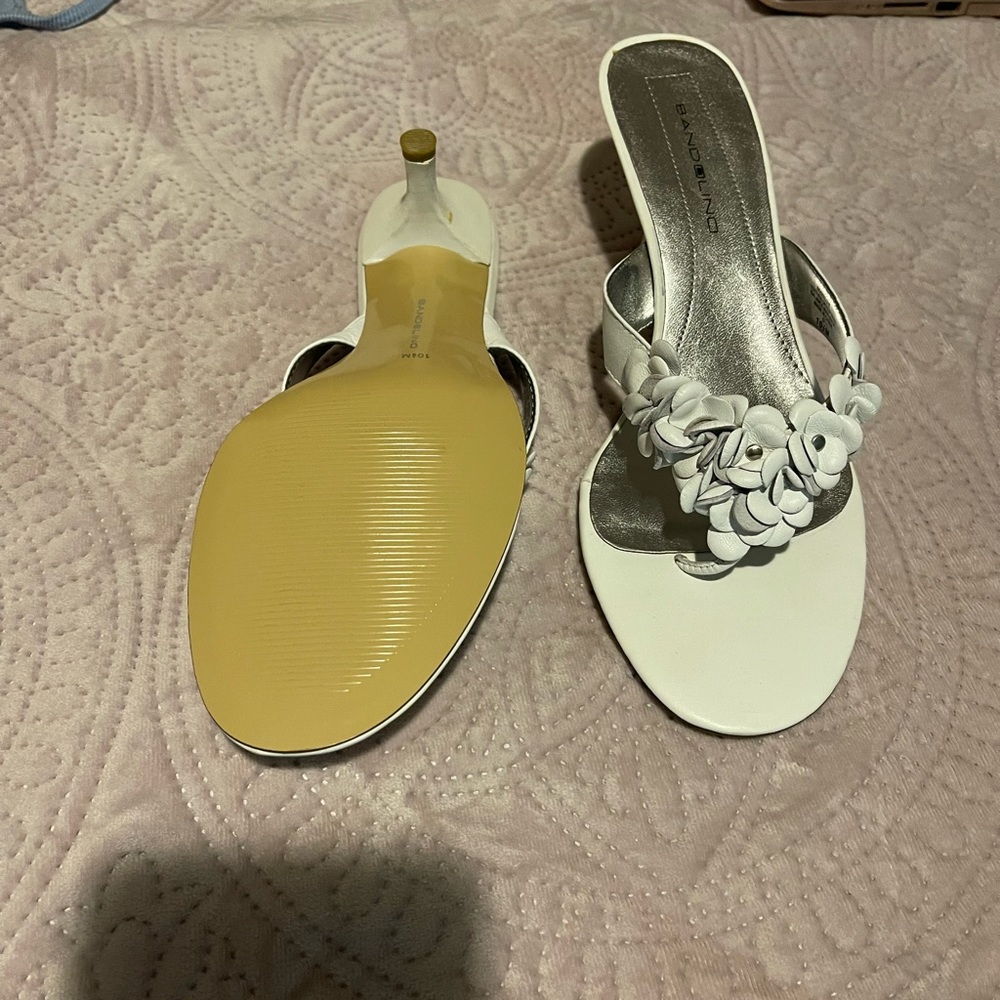 White Bandolino thong sandals with heel - Picture 2 of 3